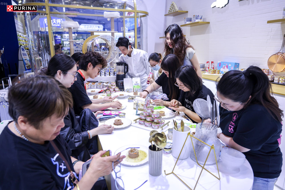 一群人正在用餐聊天
AI 生成的内容可能不正确。