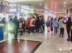 暗访餐饮店雇人排队：一个晚上烧几千元